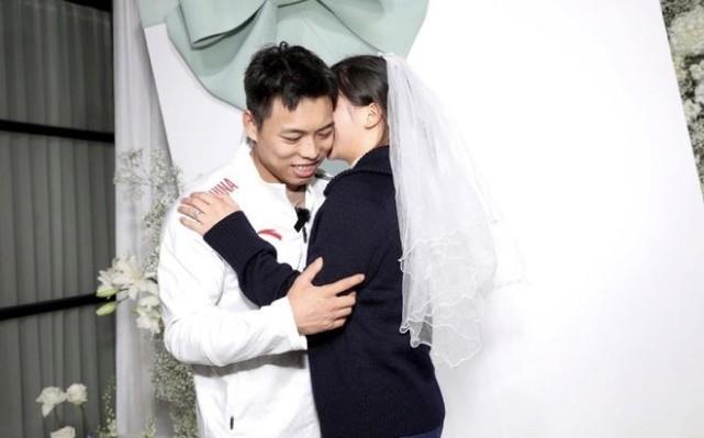 28岁举重奥运冠军求婚成功！单膝下跪举DR钻戒，女友长相清纯颜值高