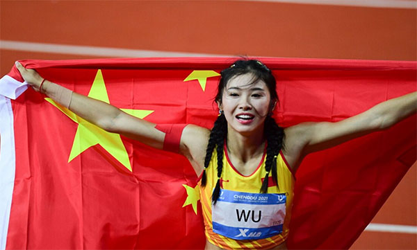 吴艳妮解读个人招牌动作，很帅很飒，手指天有特殊含义
